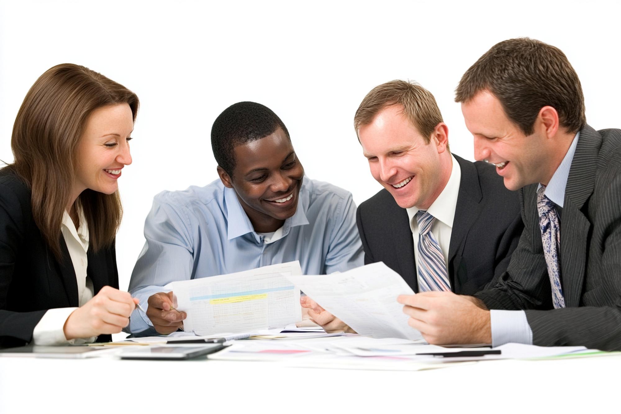 Workshop: Gruppe diskutiert Budget-Blätter